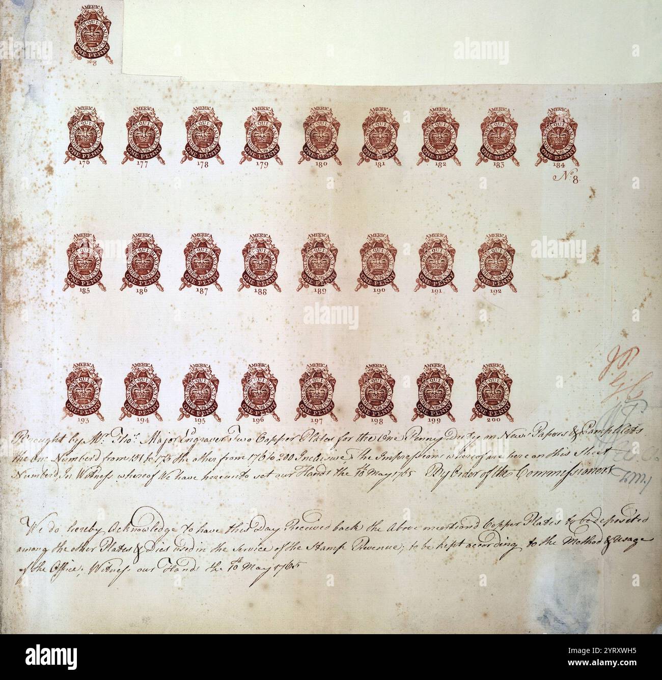 Der Stamp Act 1765 war ein Gesetz des britischen Parlaments, das eine direkte Steuer auf die britischen Kolonien in Amerika auferlegte und vorsah, dass viele gedruckte Materialien in den Kolonien auf gestempeltem Papier aus London hergestellt werden sollten, das einen geprägten Steuerstempel enthielt. Gedruckte Materialien umfassten juristische Dokumente, Zeitschriften, Spielkarten, Zeitungen und viele andere Papiersorten, die in den Kolonien verwendet wurden, und es musste in britischer Währung bezahlt werden, nicht in kolonialem Papiergeld. Das Stempelgesetz sah eine direkte Steuer von einem Cent pro Blatt auf Zeitungen vor und forderte, dass die Zeitungen gedruckt werden sollten Stockfoto