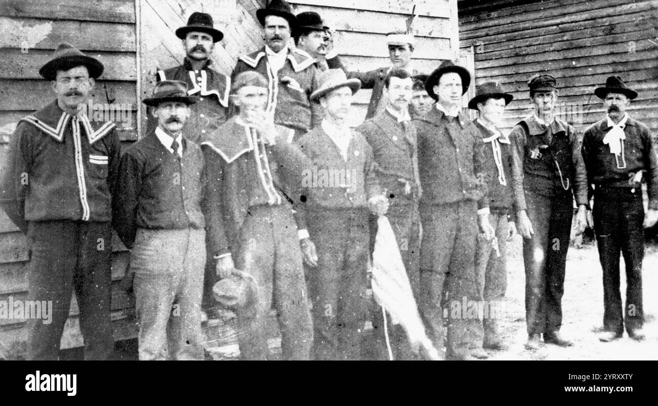 Eine Gruppe von Red Shirts, die bei den Wahlen im Old Hundred, Scotland County, North Carolina, am Wahltag, 8. November 1898 posieren. Einige Mitglieder der Gruppe tragen weiße Vormachtknöpfe und Pistolen. Die Red Shirts oder Redshirts der Südlichen Vereinigten Staaten waren weiße, überlegene paramilitärische Terrorgruppen, die Ende des 19. Jahrhunderts in den letzten Jahren und nach dem Ende der Wiederaufbau-Ära der Vereinigten Staaten aktiv waren. Die Red-Shirt-Gruppen wurden 1875 in Mississippi gegründet. Stockfoto