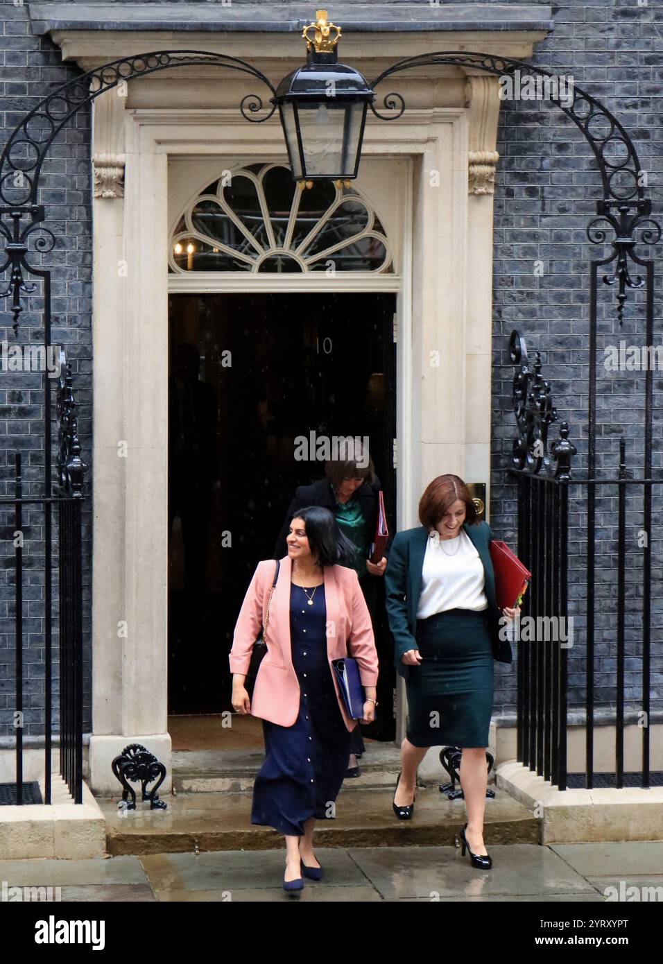 Bridget Maeve Phillipson (rechts) (Staatssekretär für Bildung) und Shabana Mahmood (links) (Lordkanzler), Leave kommt in der Downing Street in London an, um nach der Wahl ihre Rolle in der Labour-Regierung zu übernehmen. Juli 2024. Stockfoto