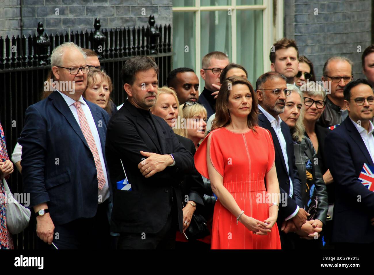 Victoria Starmer hört auf ihren Ehemann Sir Keir Starmer, nachdem er Premierminister wurde. Downing Street, London, nach dem Wahlsieg am 5. Juli 2024. Stockfoto