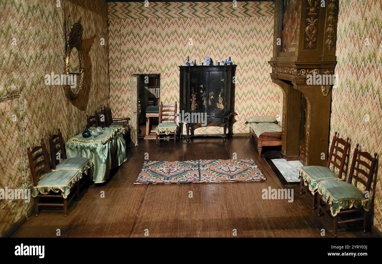 Dolls House, das eine wohlhabende niederländische Inneneinrichtung 1676 darstellt. Stockfoto