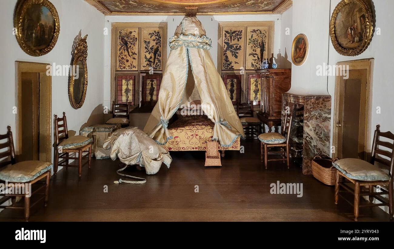 Dolls House, das eine wohlhabende niederländische Inneneinrichtung 1676 darstellt. Stockfoto