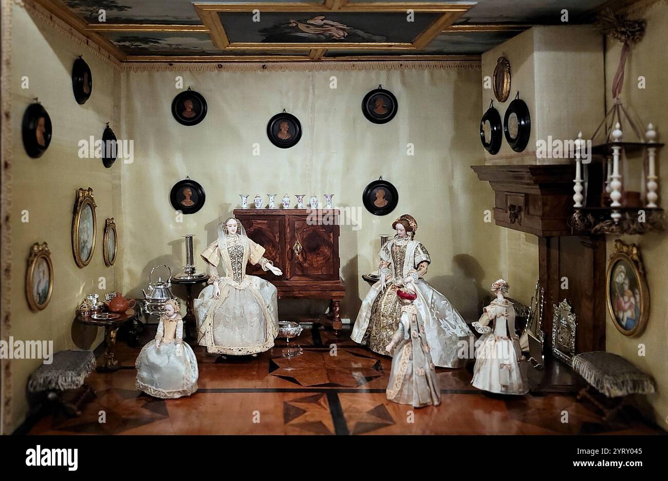 Dolls House, das eine wohlhabende niederländische Inneneinrichtung 1676 darstellt. Stockfoto