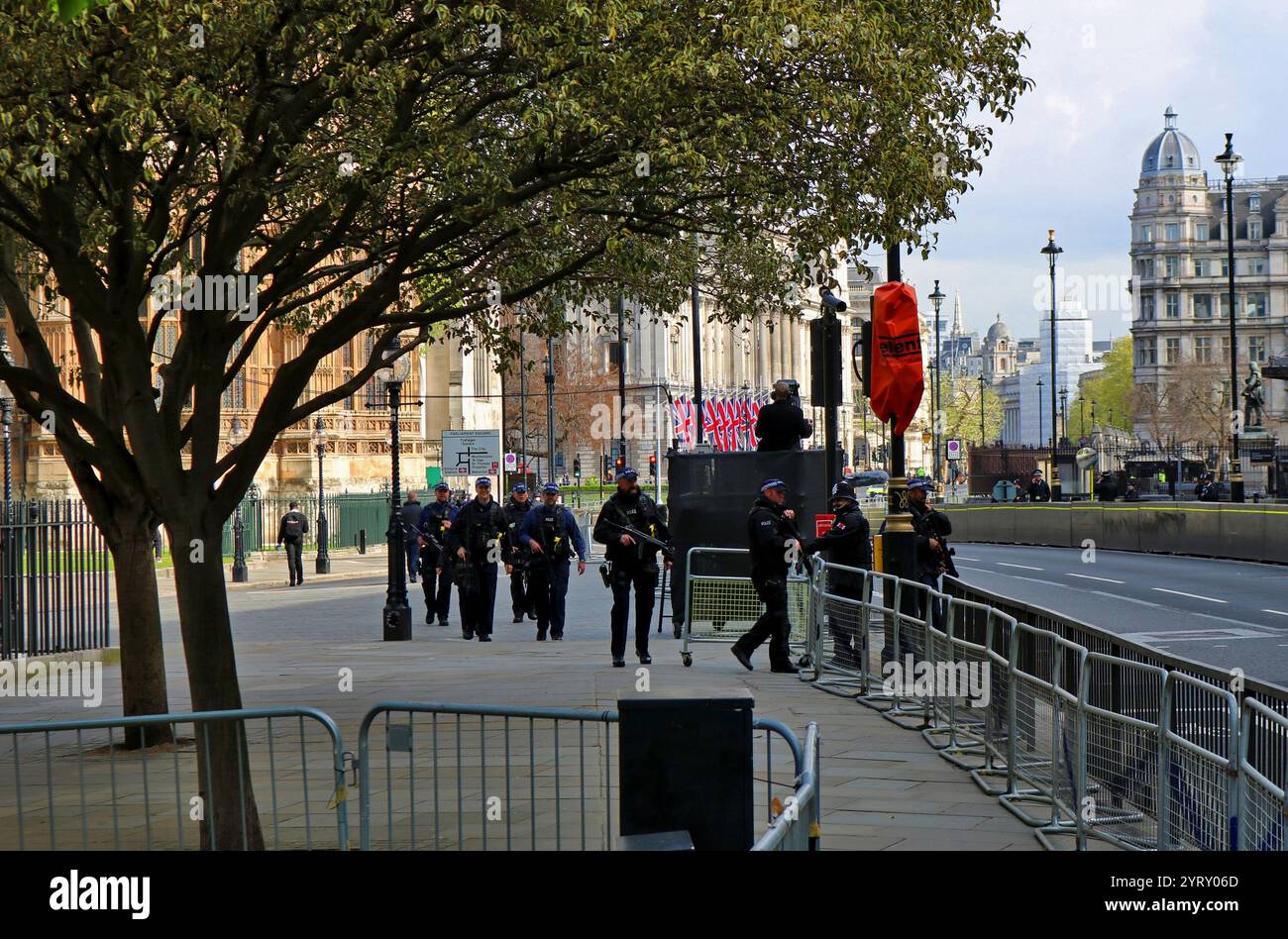 Bewaffnete Polizei bei der Eröffnung des britischen Parlaments während der COVID-19-Pandemie im Mai 2021 Stockfoto