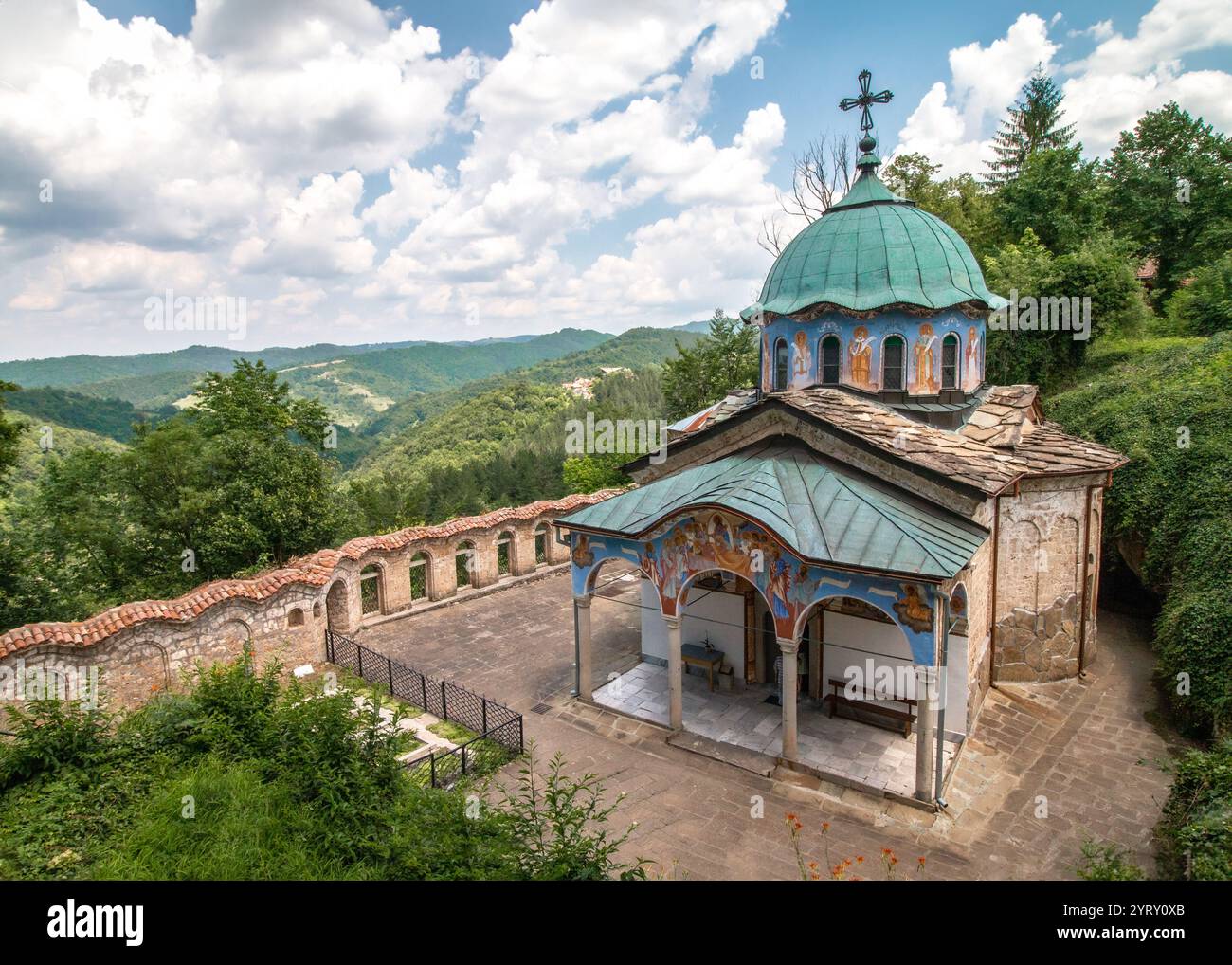 Das Sokolski-Kloster und Panoramablick im Naturpark Bulgarka, Gabrovo, Bulgarien Stockfoto