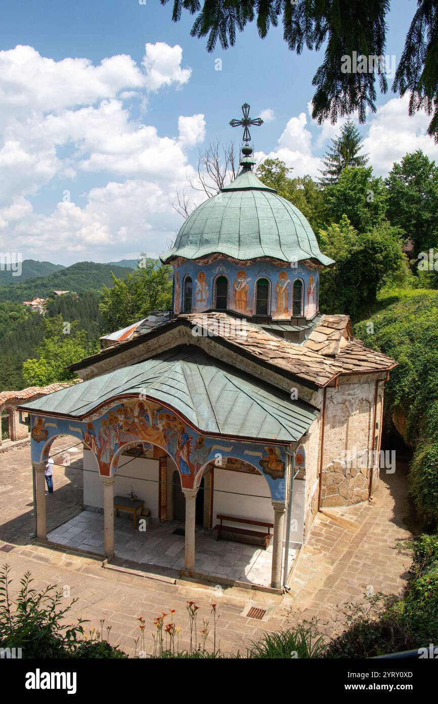 Kloster Sokolski mit wunderschönen Fresken und Panoramablick auf den Balkan, Gabrovo, Bulgarien Stockfoto