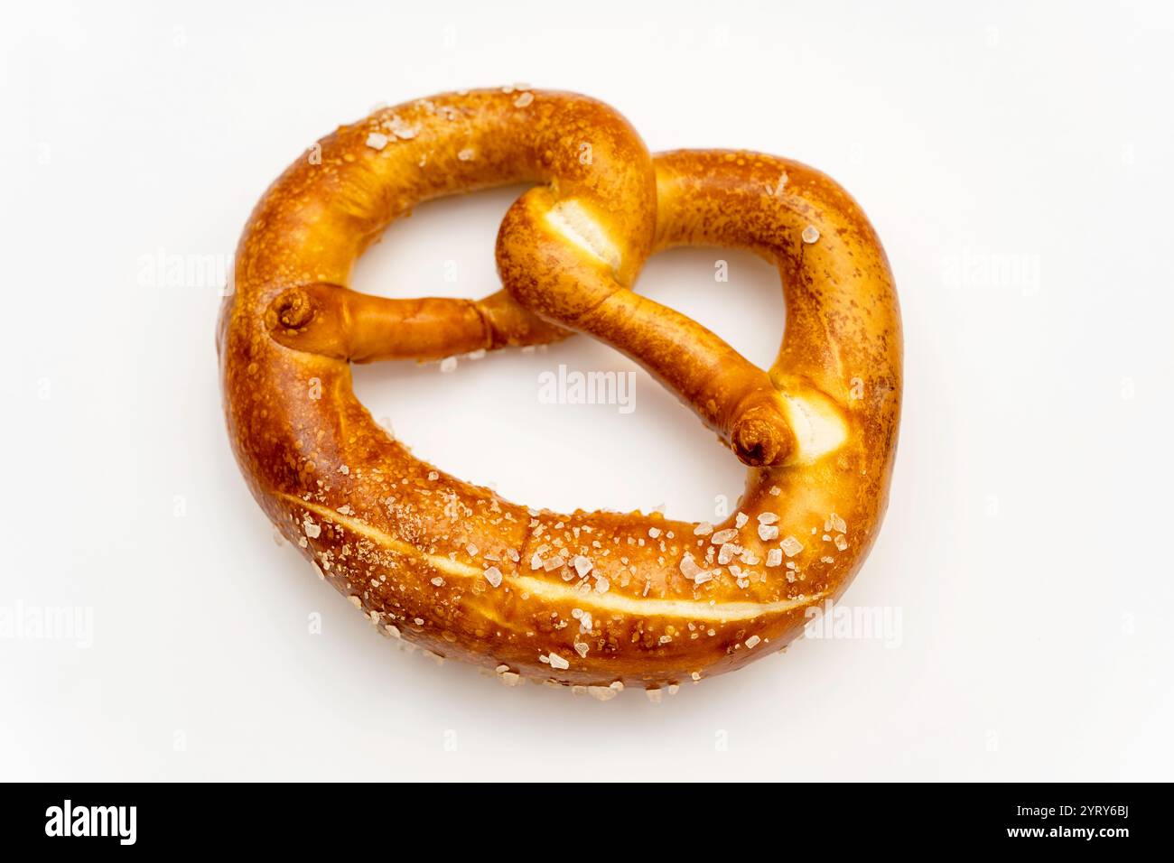 Rohes Salz auf einer frisch gebackenen Brezel Stockfoto