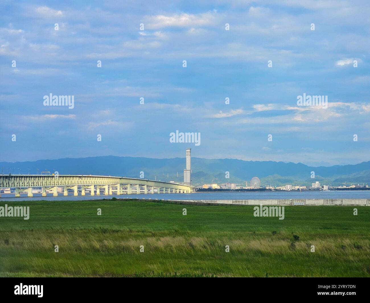 Von der Runway 24L des Kansai International Airport in Osaka aus sehen Sie die Sky Gate Bridge R (Kansai International Airport Access Bridge) und das Rinku Gate Tower Building. Stockfoto