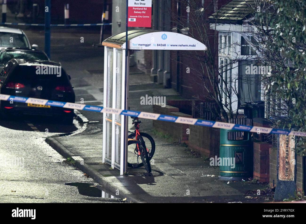 Portland Road, Birmingham, 4. Dezember 2024. Eine große Kette wurde an der Portland Road angebracht, als sie mit der Shireland Road verbunden ist, nachdem ein 20-jähriger Radfahrer am Mittwochabend abgemäht und schwer verletzt wurde. Ein oranges Fahrrad wurde unter einer Bushaltestelle zurückgelassen und ein Polizist wies anderen auf ein weggeworfenes Mitnehmen hin, als weitere vor Ort ankamen. Der 24-jährige Fahrer des Audi, der den Mann traf und vom Tatort floh, wurde später wegen des Verdachts verhaftet, durch gefährliche Fahrten schwere Verletzungen verursacht zu haben. Die Kollision passierte nur Stunden, nachdem ein Mann und ein Teenager auf einen erstochen wurden Stockfoto