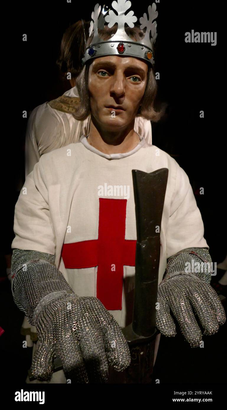Die Wachsfigurenkulptur von Ludwig IX. (1214–1270), allgemein bekannt als Saint Louis, war König von Frankreich und ist ein kanonisierter katholischer und anglikanischer heiliger. Ludwig wurde in Reims im Alter von 12 Jahren nach dem Tod seines Vaters Ludwig VIII. Des Löwen gekrönt, obwohl seine Mutter Blanche von Kastilien das Königreich bis zur Reife regierte. Während Ludwigs Kindheit beschäftigte sich Blanche mit dem Widerstand rebellischer Vasallen und setzte den Albigenserkreuz ein Ende, der 20 Jahre zuvor begonnen hatte. Stockfoto