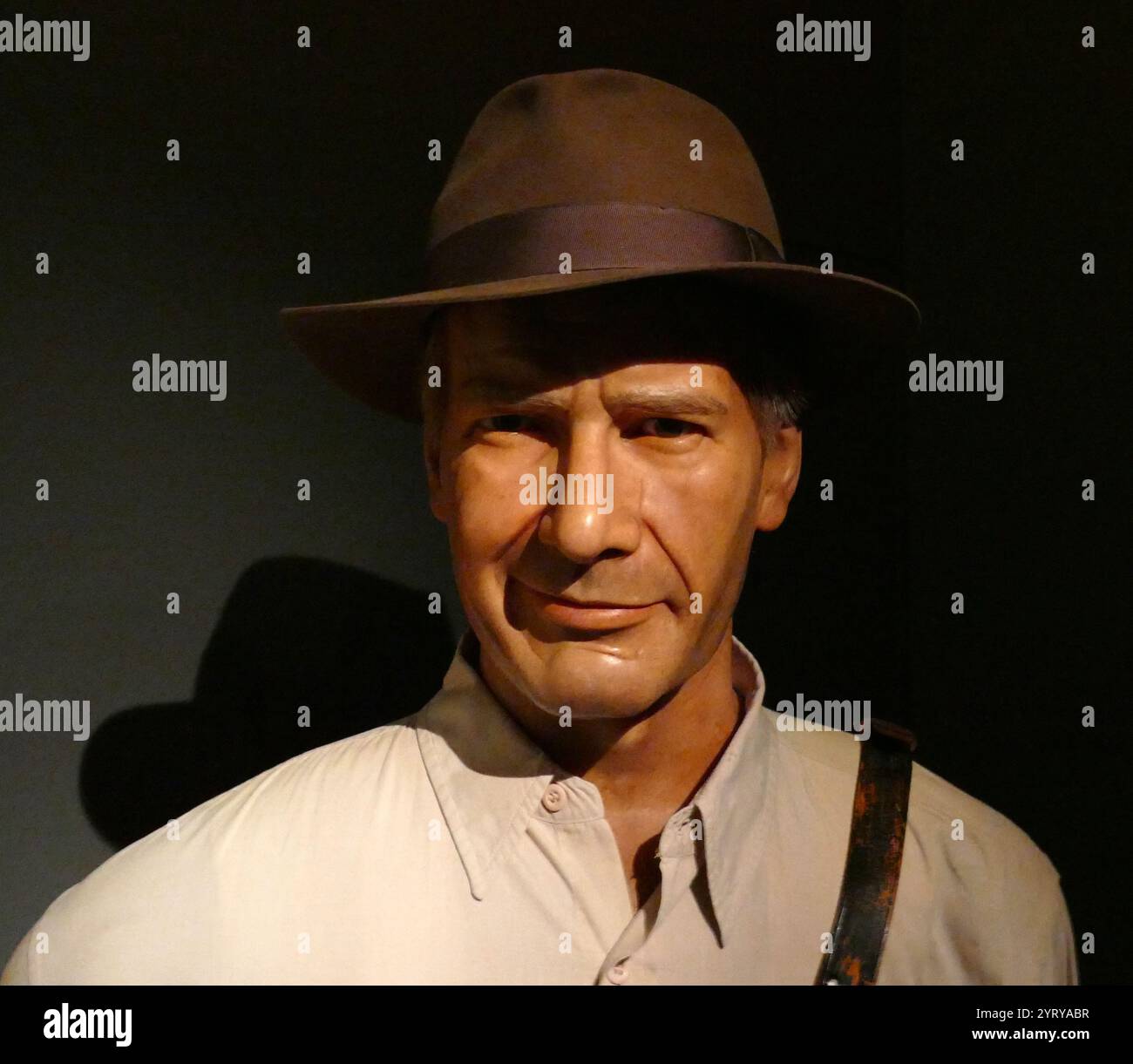 Wachsfiguren-Statue von Harrison Ford (* 13. Juli 1942); US-amerikanischer Schauspieler und Filmproduzent. Weltweit bekannt wurde er durch seine Hauptrollen als Han Solo in der Star Wars-Filmserie und als Titelfigur der Indiana Jones-Filmserie. Stockfoto