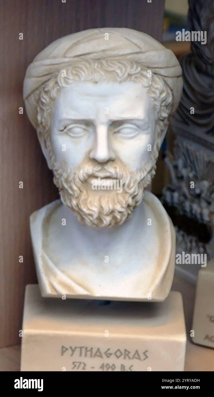 Moderne Kopie einer klassischen Büste von Pythagoras von Samos (570–495 v. Chr.); griechischer Philosoph und gleichnamiger Gründer der Pythagoräer-Bewegung. Seine politischen und religiösen Lehren waren in Magna Graecia bekannt und beeinflussten die Philosophien Platons, Aristoteles und durch sie die westliche Philosophie Stockfoto