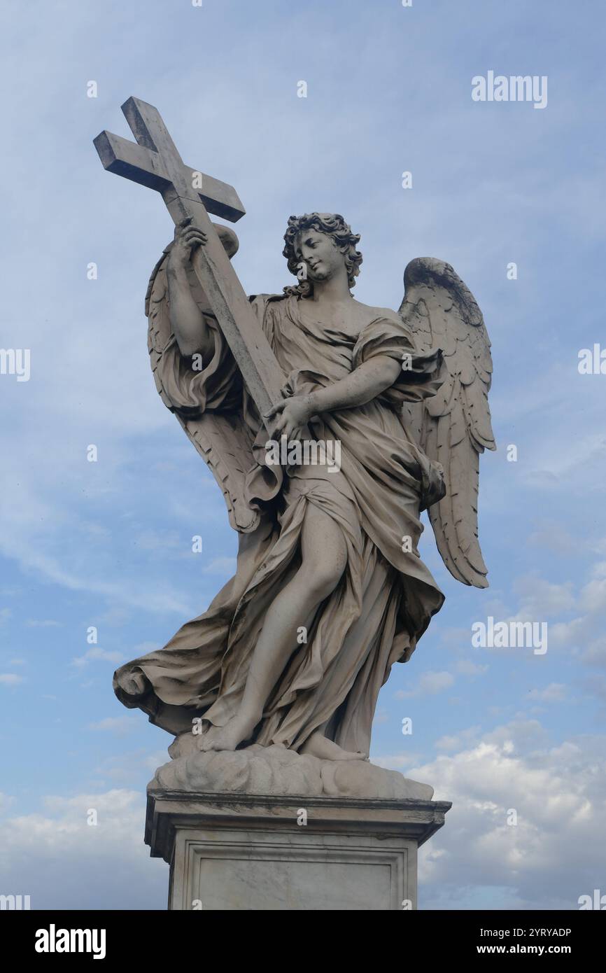 Die Skulptur eines Engels auf der Ponte Sant'angelo, einst die Aelian-Brücke oder Pons Aelius, was die Hadrian-Brücke bedeutet, ist eine römische Brücke in Rom, Italien Stockfoto