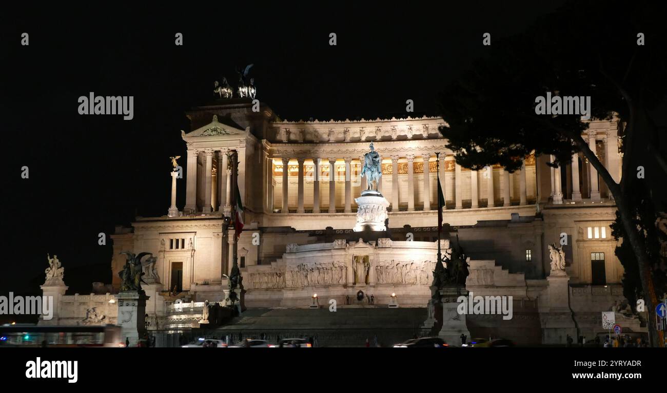 Das Vittorio Emanuele II Monument (Altare della Patria) in Rom, Italien. Sie befindet sich zwischen der Piazza Venezia und dem Kapitolshügel. Die eklektische Struktur wurde 1885 von Giuseppe Sacconi entworfen. Etablierte italienische Bildhauer wie Leonardo Bistolfi und Angelo Zanelli stellten ihre Skulpturen landesweit her. Es wurde am 4. Juni 1911 eingeweiht und 1935 fertiggestellt. Stockfoto
