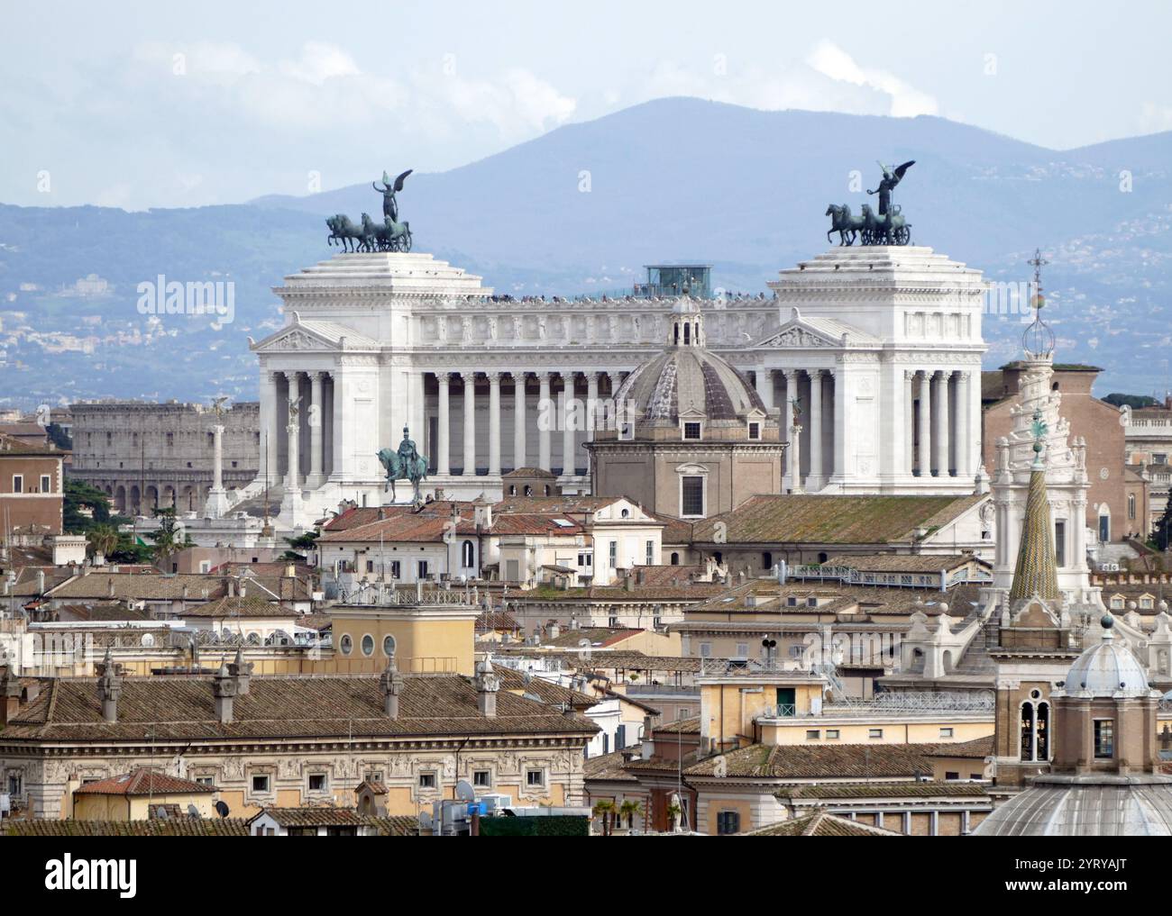 Der Altare della Patria (Altar des Vaterlandes), auch bekannt als Monumento Nazionale a Vittorio Emanuele II. (Nationaldenkmal für Victor Emmanuel II.), erbaut zu Ehren von Victor Emmanuel, dem ersten König des Vereinigten Italien, in Rom, Italien. Das Gebäude wurde 1885 von Giuseppe Sacconi entworfen. Etablierte italienische Bildhauer wie Leonardo Bistolfi und Angelo Zanelli stellten ihre Skulpturen landesweit her. Es wurde 1911 eingeweiht und 1925 fertiggestellt Stockfoto