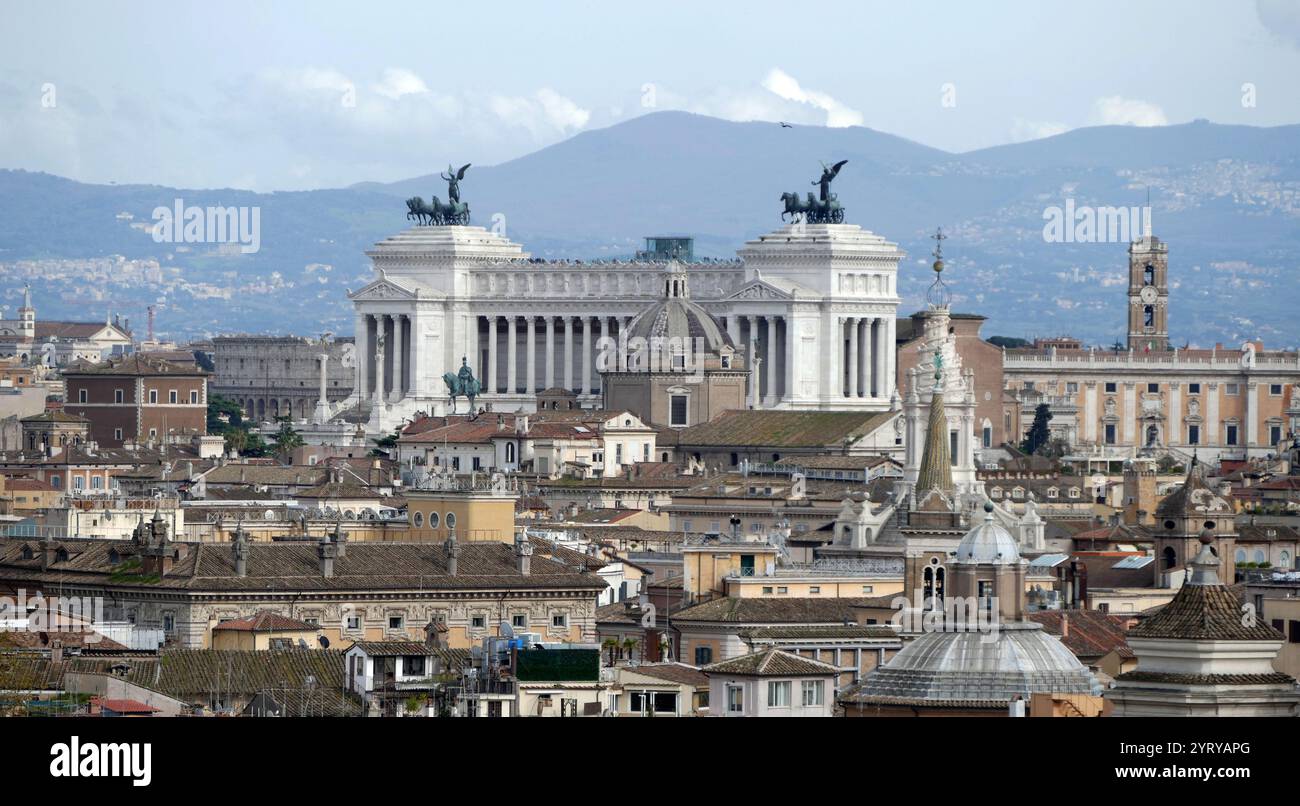 Das Vittorio Emanuele II Monument (Altare della Patria) in Rom, Italien. Sie befindet sich zwischen der Piazza Venezia und dem Kapitolshügel. Die eklektische Struktur wurde 1885 von Giuseppe Sacconi entworfen. Etablierte italienische Bildhauer wie Leonardo Bistolfi und Angelo Zanelli stellten ihre Skulpturen landesweit her. Es wurde am 4. Juni 1911 eingeweiht und 1935 fertiggestellt. Stockfoto
