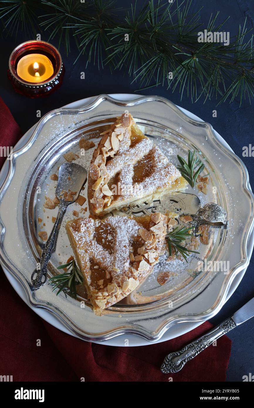 Hausgemachte Weihnachtstorte mit Marmelade auf dunklem Hintergrund. Linzer Tarte, österreichisches Dessert. Weihnachtsdekoration. Weihnachtszeit. Stockfoto
