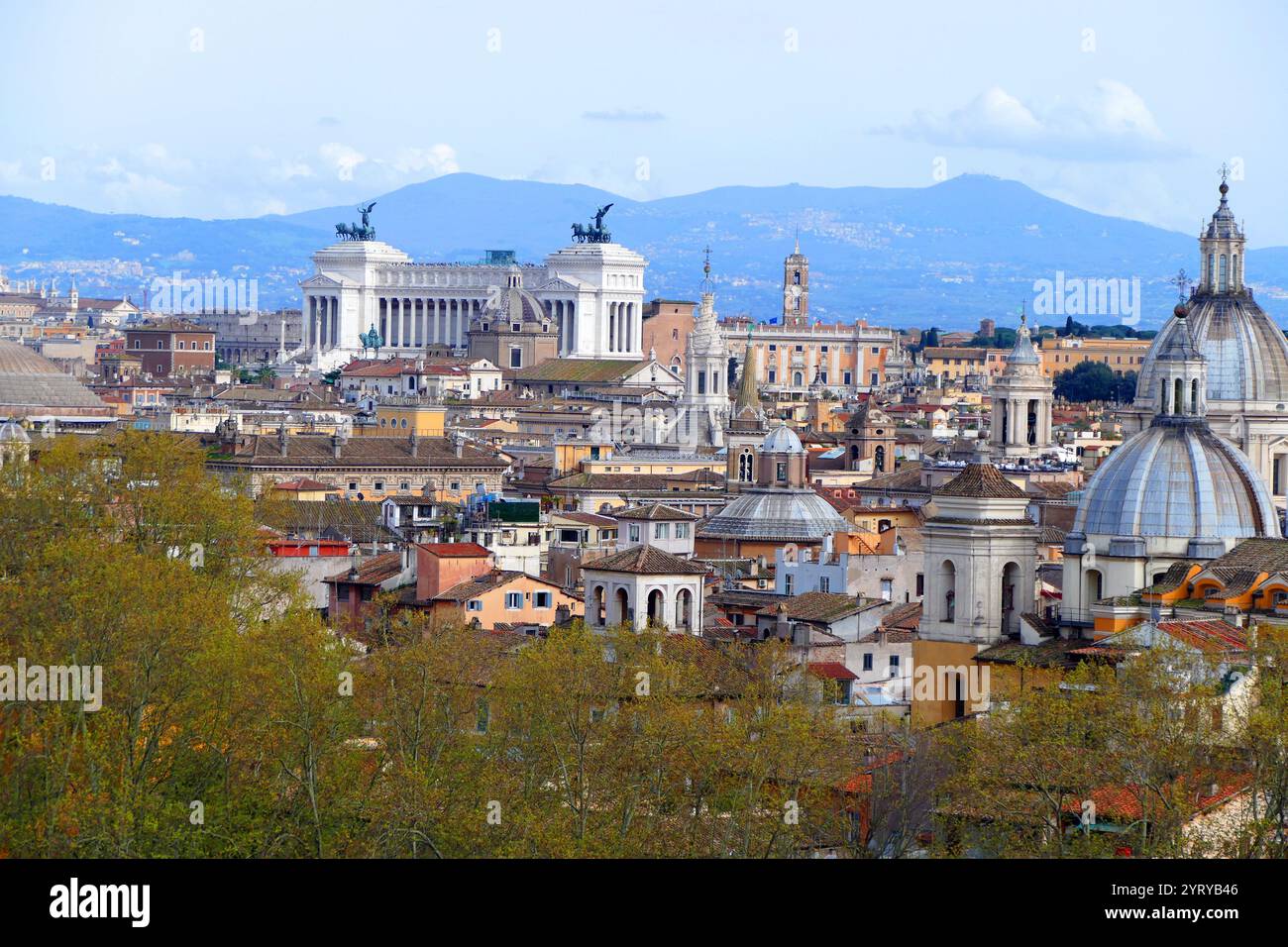 Das Vittorio Emanuele II Monument (Altare della Patria) in Rom, Italien. Sie befindet sich zwischen der Piazza Venezia und dem Kapitolshügel. Die eklektische Struktur wurde 1885 von Giuseppe Sacconi entworfen. Etablierte italienische Bildhauer wie Leonardo Bistolfi und Angelo Zanelli stellten ihre Skulpturen landesweit her. Es wurde am 4. Juni 1911 eingeweiht und 1935 fertiggestellt. Stockfoto