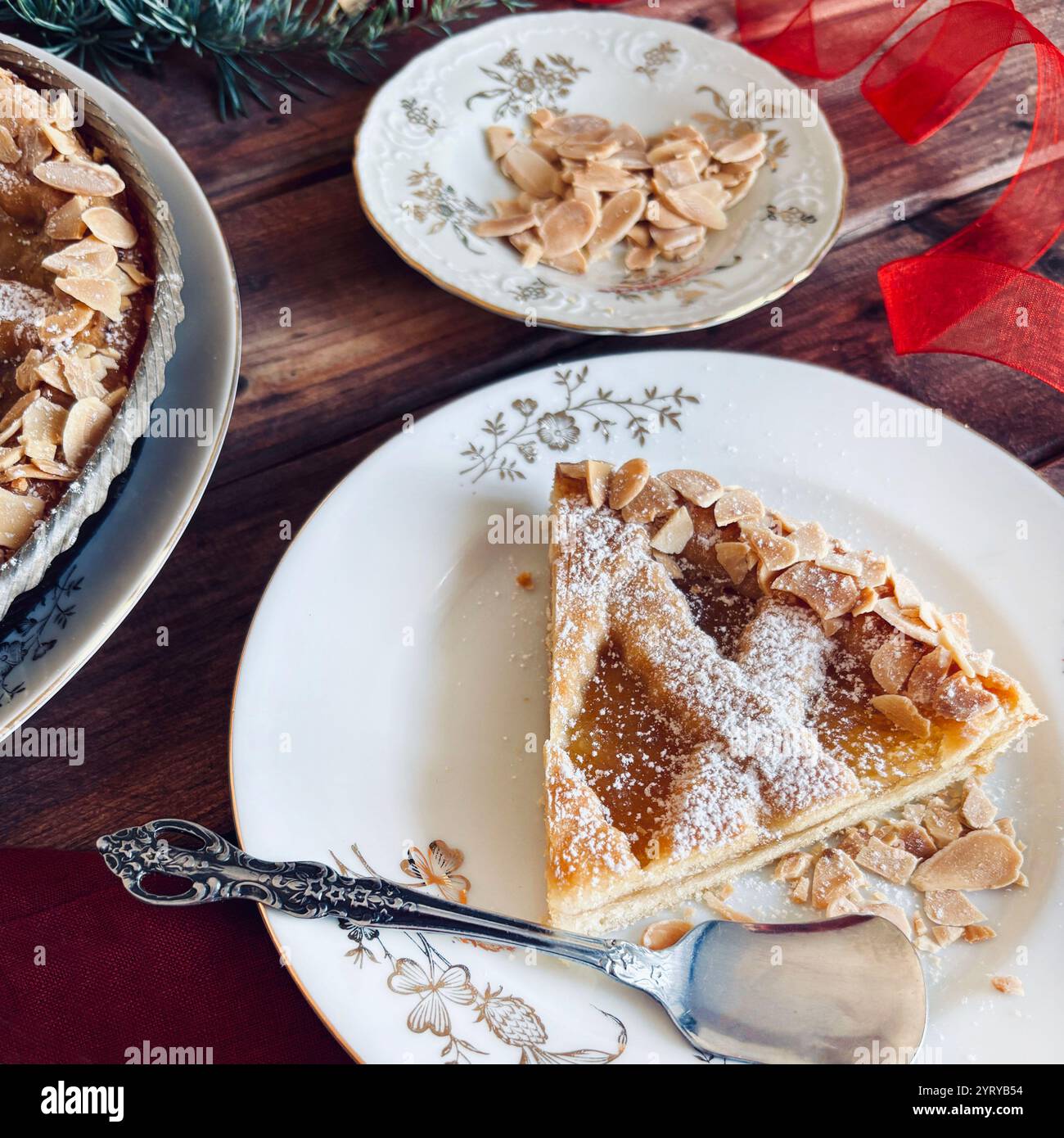 Hausgemachte Weihnachtstorte mit Beerenmarmelade auf hölzernem Hintergrund. Linzer Tarte, österreichisches Dessert. Weihnachtszeit. Direkt darüber. Stockfoto