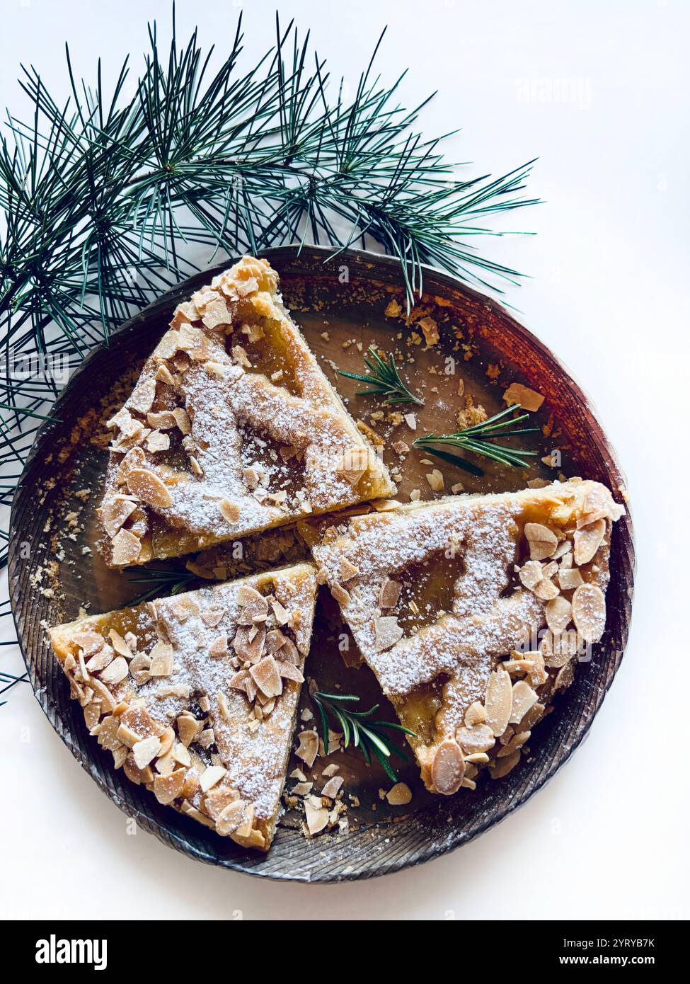 Hausgemachte Weihnachtstorte mit Marmelade auf weißem Hintergrund. Linzer Tarte, österreichisches Dessert. Weihnachtsdekoration. Weihnachtszeit. Direkt darüber. Stockfoto