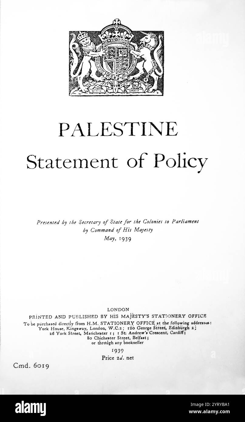 Das Weißbuch über Palästina, 1939, das von der britischen Regierung unter Neville Chamberlain als Reaktion auf die arabische Revolte von 1936-39 herausgegeben wurde. Nach seiner förmlichen Genehmigung im Unterhaus am 23. Mai 1939 war es die Regierungspolitik für das Mandatory Palestine von 1939 bis zum Austritt Großbritanniens im Jahr 1948. Die erste im März 1939 entworfene Politik wurde von der britischen Regierung einseitig als Folge des Scheiterns der arabisch-zionistischen Londoner Konferenz vorbereitet. Die Zeitung forderte die Errichtung eines jüdischen Nationalheims in einem unabhängigen palästinensischen Staat innerhalb von 10 Jahren Stockfoto