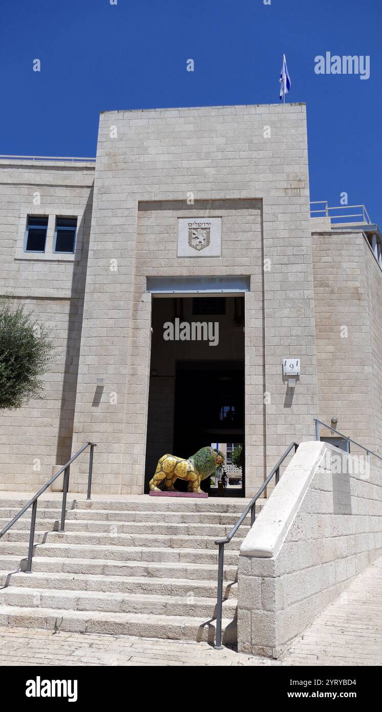 Die Büros des Bürgermeisters von Jerusalem; Gemeinde von Jerusalem, im Bezirk Jerusalem. Die Stadtverwaltung ist in den Büros des Bürgermeisters von Jerusalem untergebracht, einem Gebäudekomplex, der in den 1990er Jahren um den Safra-Platz im Daniel-Garten angelegt wurde. Es vereint alle Aktivitäten der Gemeinde, die sich zuvor in 32 verschiedenen Gebäuden in der Stadt befanden. Mitte der 1980er Jahre wurde der Standort der städtischen Gemeindeämter gewählt, da er das Zentrum der Stadt zwischen Ost und West, nahe der Altstadt und der historischen Hauptstraße der Stadt, J, war Stockfoto