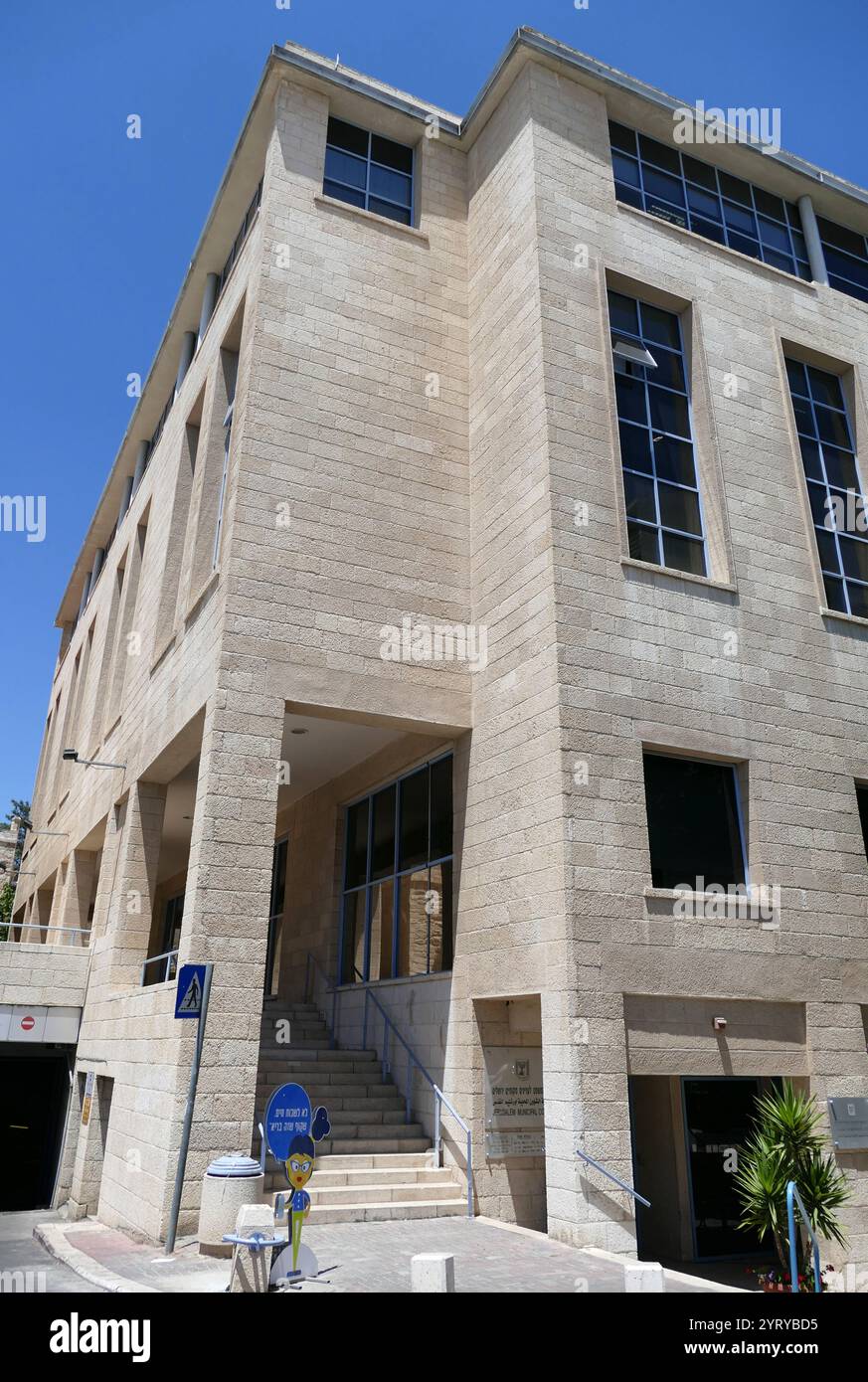 Die Büros des Bürgermeisters von Jerusalem; Gemeinde von Jerusalem, im Bezirk Jerusalem. Die Stadtverwaltung ist in den Büros des Bürgermeisters von Jerusalem untergebracht, einem Gebäudekomplex, der in den 1990er Jahren um den Safra-Platz im Daniel-Garten angelegt wurde. Es vereint alle Aktivitäten der Gemeinde, die sich zuvor in 32 verschiedenen Gebäuden in der Stadt befanden. Mitte der 1980er Jahre wurde der Standort der städtischen Gemeindeämter gewählt, da er das Zentrum der Stadt zwischen Ost und West, nahe der Altstadt und der historischen Hauptstraße der Stadt, J, war Stockfoto