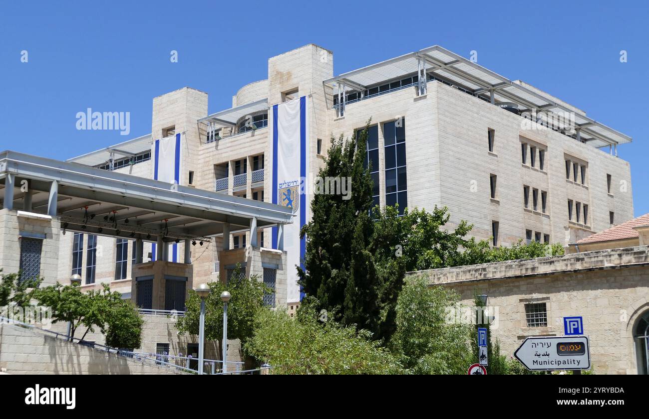 Die Büros des Bürgermeisters von Jerusalem; Gemeinde von Jerusalem, im Bezirk Jerusalem. Die Stadtverwaltung ist in den Büros des Bürgermeisters von Jerusalem untergebracht, einem Gebäudekomplex, der in den 1990er Jahren um den Safra-Platz im Daniel-Garten angelegt wurde. Es vereint alle Aktivitäten der Gemeinde, die sich zuvor in 32 verschiedenen Gebäuden in der Stadt befanden. Mitte der 1980er Jahre wurde der Standort der städtischen Gemeindeämter gewählt, da er das Zentrum der Stadt zwischen Ost und West, nahe der Altstadt und der historischen Hauptstraße der Stadt, J, war Stockfoto
