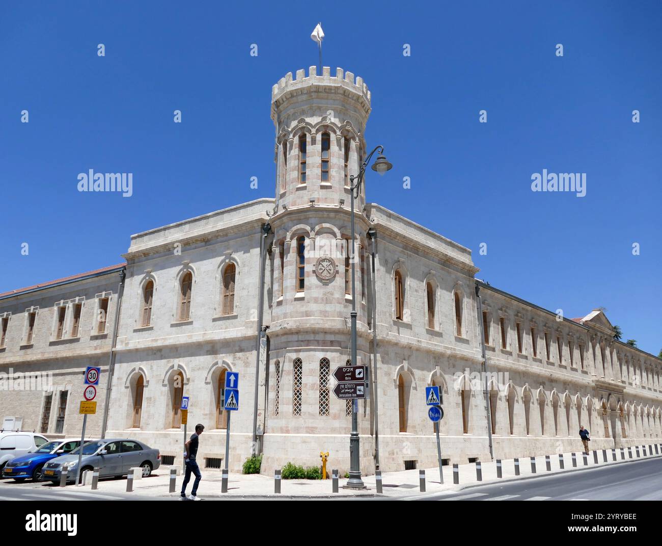 Kugellager in der Mauer des russischen Geländes neben der Heiligen Dreifaltigkeit Kathedrale (Russisch-orthodoxe Kirche in Jerusalem), wurde 1860–1872 erbaut. Während des ersten arabisch-israelischen Krieges wurden die Mauern schwer beschädigt. Ab 1948 ist es in der Gerichtsbarkeit der Russisch-Orthodoxen Kirche Stockfoto