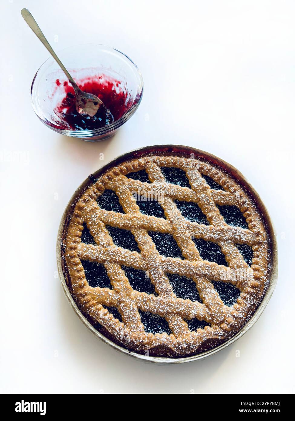 Hausgemachte Torte mit Beerenmarmelade auf weißem Hintergrund. Linzer Tarte, österreichisches Dessert. Direkt darüber. Stockfoto