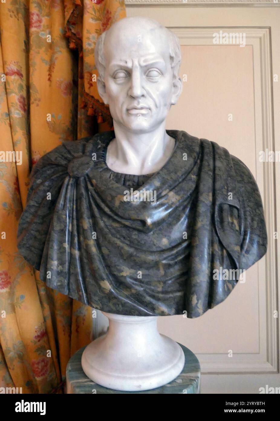 Moderne Kopie einer Büste von Gaius Julius Cäsar (100 v. Chr. - 44 v. Chr.), römischem Politiker und Militärgeneral, der eine entscheidende Rolle bei den Ereignissen spielte, die zum Niedergang der Römischen Republik und zum Aufstieg des Römischen Reiches führten Stockfoto