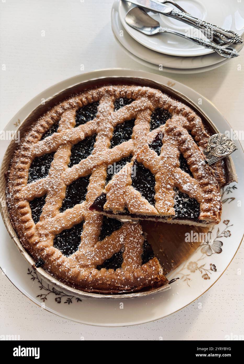 Hausgemachte Torte mit Beerenmarmelade auf weißem Hintergrund. Linzer Tarte, österreichisches Dessert. Direkt darüber. Stockfoto
