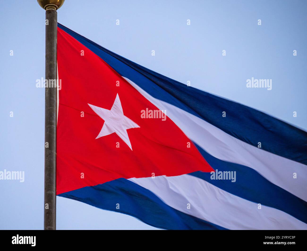 Kuba-Flagge, die im Wind aufschlägt. Nahaufnahme einer kubanischen Flagge, die im Wind vor klarem Himmel fliegt. Stockfoto