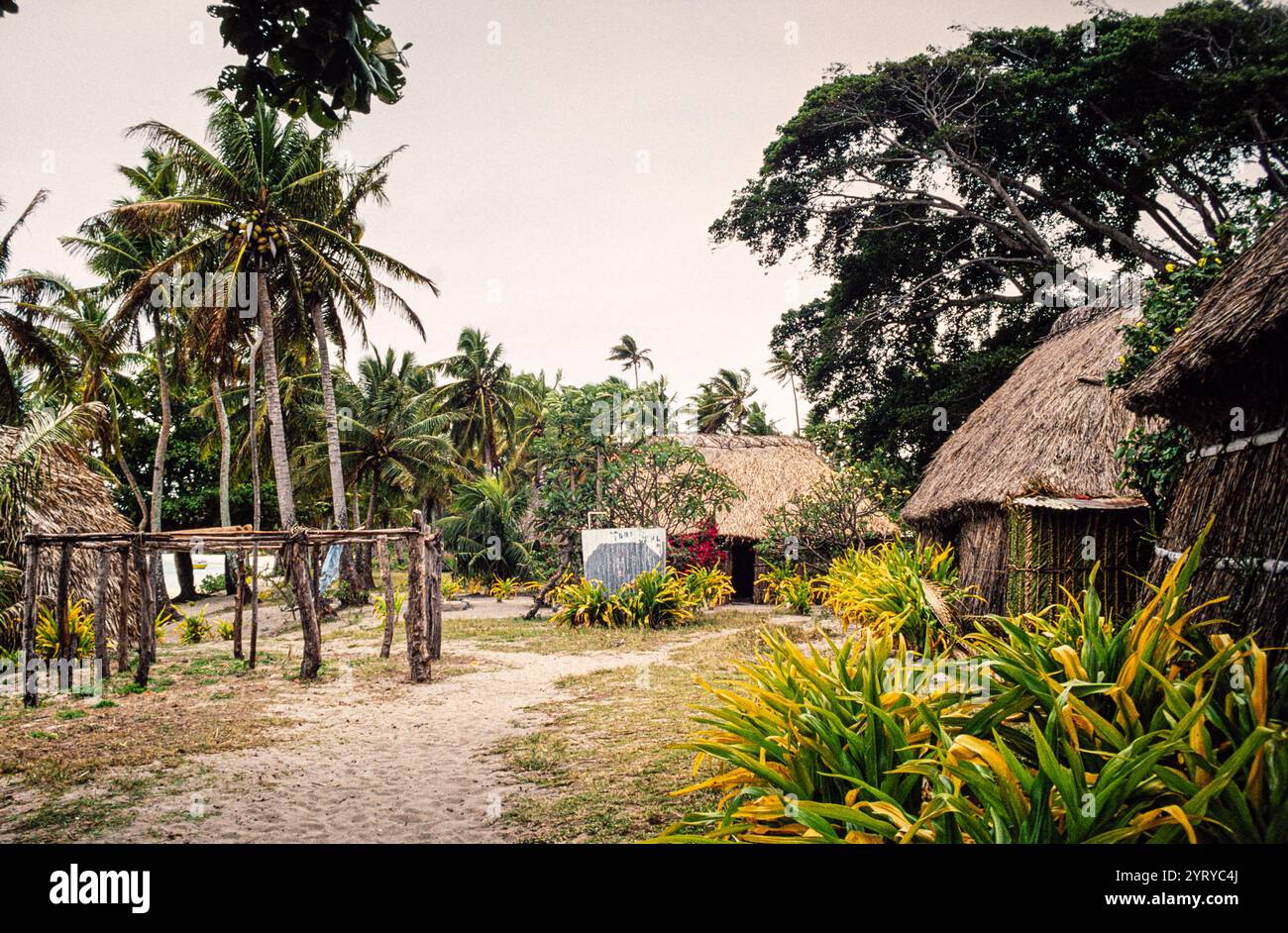 Blick auf Yasawa-i-Rara, ein abgelegenes Dorf auf den Yasawa-Inseln in Fidschi. Archivfoto aus dem Jahr 1991, das die traditionellen strohgedeckten Häuser zeigt, die Buren im Dorf genannt werden. Stockfoto