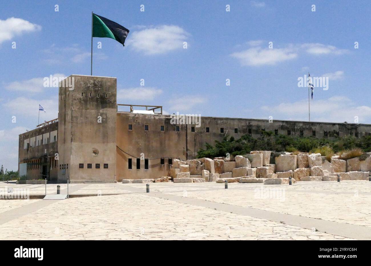 Tegart Fort in Latrun, Israel, Schauplatz der Schlachten von Latrun, zwischen den israelischen Verteidigungskräften und der Jordanischen Arabischen Legion, während des arabisch-israelischen Krieges von 1948. Latrun hat seinen Namen von dem Kloster in der Nähe der Kreuzung zweier Hauptverkehrsstraßen: Jerusalem nach Jaffa/Tel Aviv und Gaza nach Ramallah. Während des britischen Mandats wurde es zu einer palästinensischen Polizeibasis mit einem Tegart-Fort. Im Mai 1948 stand sie unter der Kontrolle der Arabischen Legion. Sie befehligte die einzige Straße, die das von Jischuw kontrollierte Gebiet Jerusalems mit Israel verband. Sie blieb bis zum Sechstagekrieg unter jordanischer Kontrolle Stockfoto