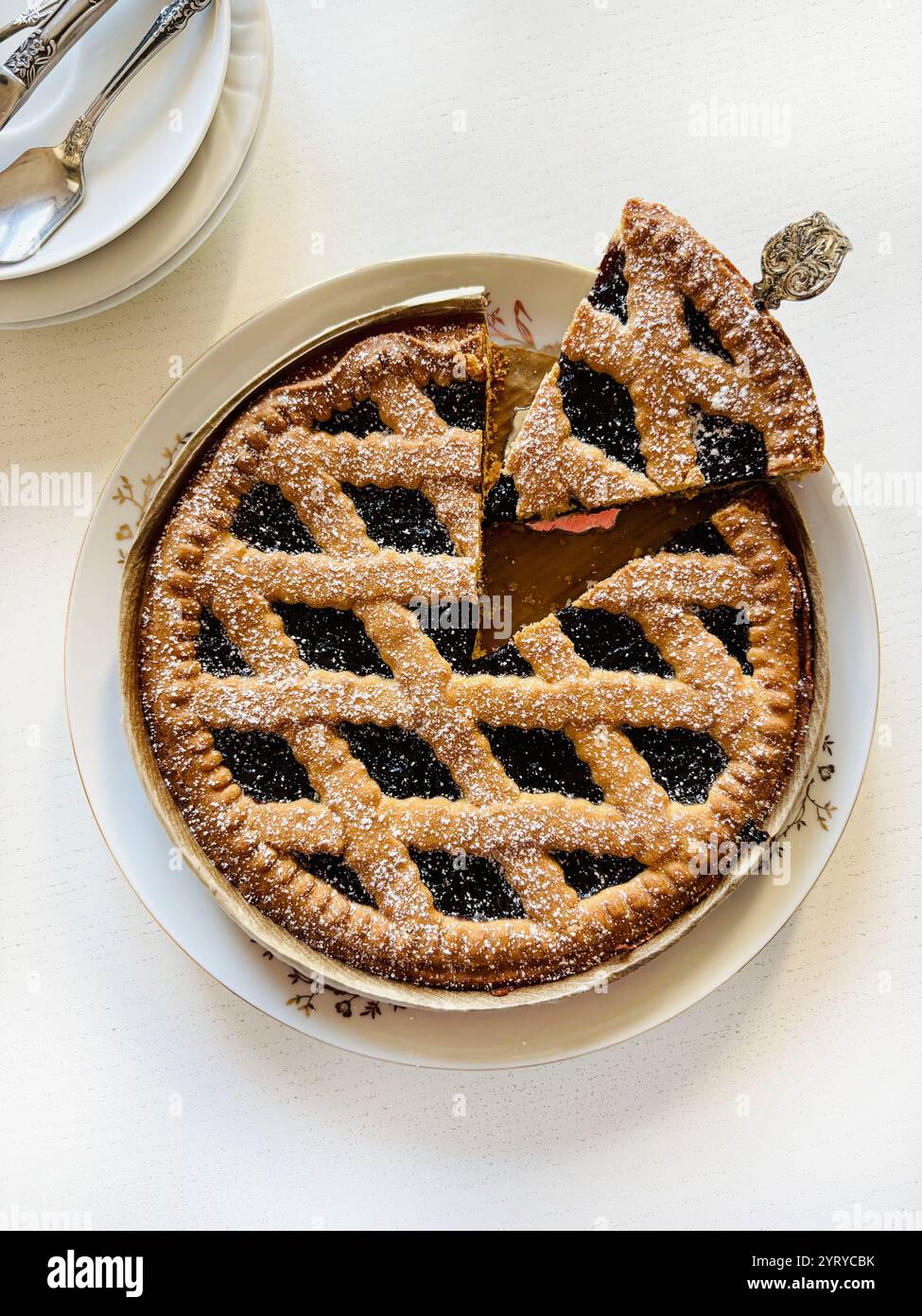 Hausgemachte Torte mit Beerenmarmelade auf weißem Hintergrund. Linzer Tarte, österreichisches Dessert. Direkt darüber. Stockfoto