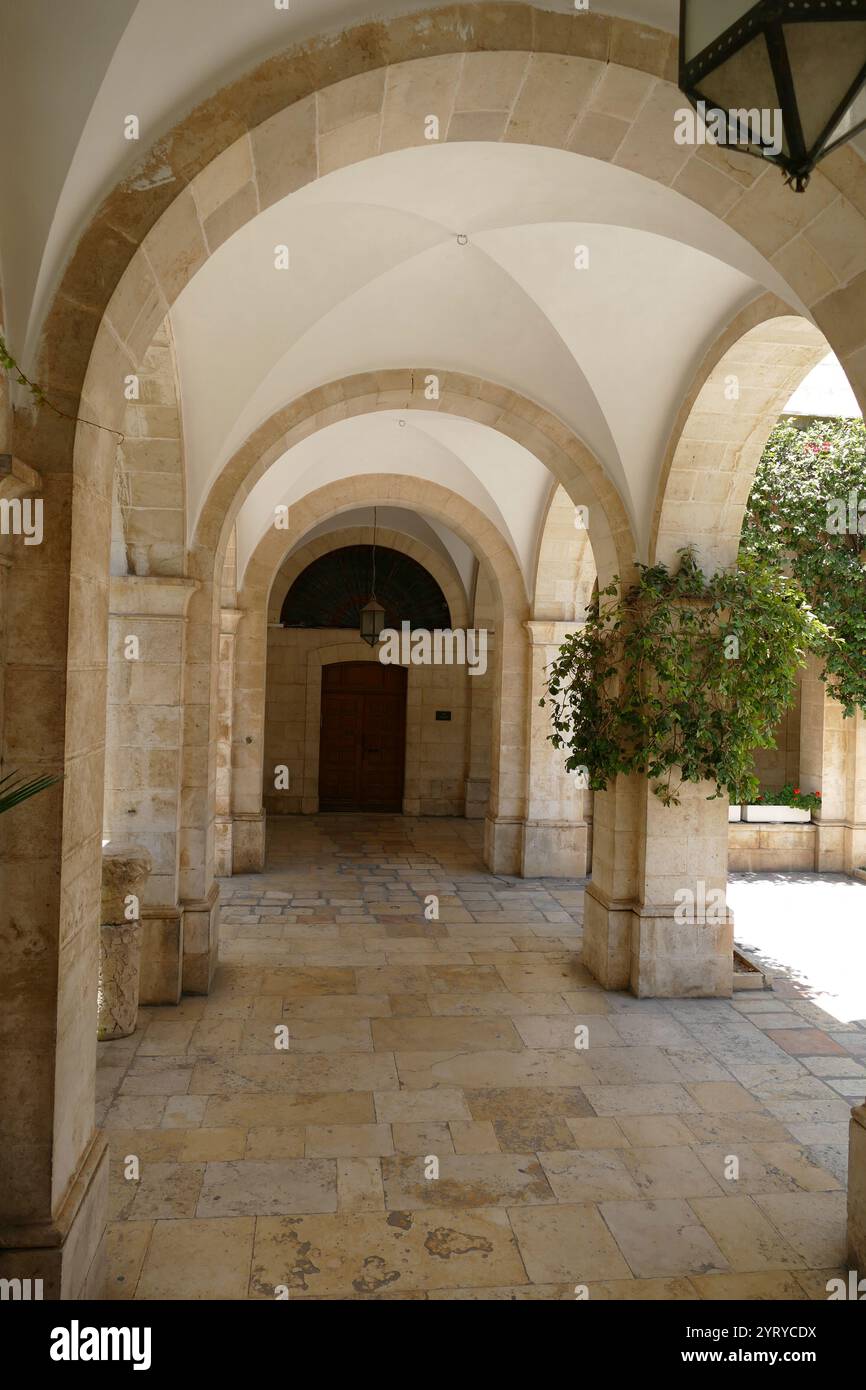 Die Kirche der Flagellierung ist eine römisch-katholische Kirche und christliche Wallfahrtsstätte im muslimischen Viertel der Altstadt von Jerusalem. Der Überlieferung nach ist in der Kirche der Ort verankert, an dem Jesus Christus vor seiner Reise über die Via Dolorosa nach Kalvaria von römischen Soldaten ausgepeitscht wurde. Josephus bezeugt, dass die römischen Statthalter ihre Urteile auf dem Pflaster unmittelbar vor dem Pflaster vollzogen und die schuldig gewordenen dort ausgepeitscht haben. Die ursprüngliche Kirche wurde von den Kreuzfahrern erbaut. Die heutige Kirche wurde zwischen 1928-29 fertiggestellt und war ein vollständiger Wiederaufbau, ausgeführt Stockfoto