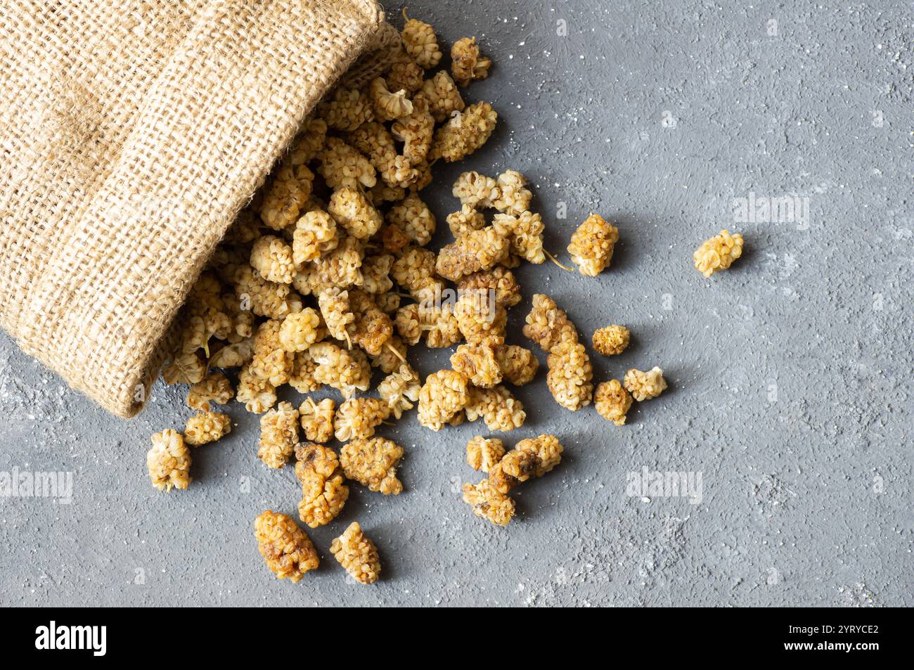 Getrocknete weiße Maulbeerfrüchte auf rustikalem Hintergrund, gesunde Snackfrucht, Konzept der Nüsse Stockfoto