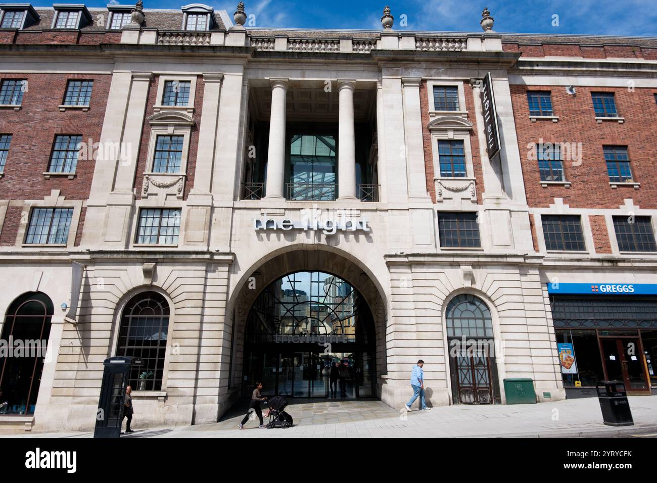 Leeds England: 3. Juni 2024: Das Light Building in Leeds verfügt über eine beeindruckende neoklassizistische Fassade mit hohen Säulen unter einem hellblauen Himmel Stockfoto