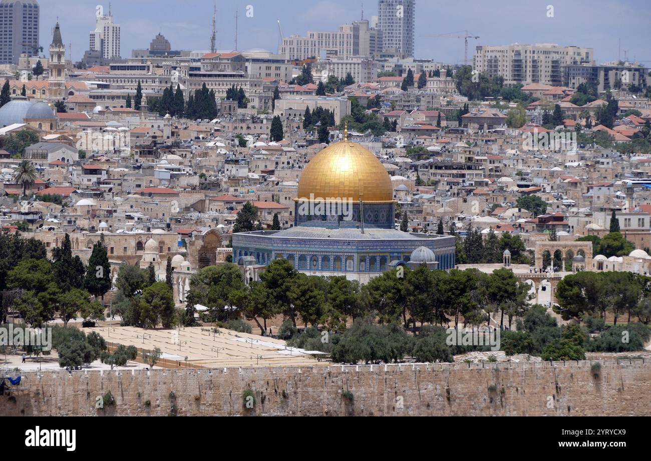 El Aqsa und Felsendom (Qubbat al-Sakhrah), Moscheen, auf dem Tempelberg in der Altstadt von Jerusalem. Ursprünglich fertiggestellt 691 auf Befehl des Kalifen Abd al-Malik der Umayyaden. Errichtet an der Stelle des römischen Tempels des Jupiter Capitolinus, der wiederum an der Stelle des zweiten jüdischen Tempels errichtet worden war, der während der römischen Belagerung Jerusalems im Jahre 70 n. Chr. zerstört wurde. Die ursprüngliche Kuppel stürzte 1015 ein und wurde 1022 wieder aufgebaut. Die Felsenkuppel ist in ihrem Kern eines der ältesten erhaltenen Werke islamischer Architektur. Die große Bedeutung der Website für Muslime ist der glaube, dass die PR Stockfoto