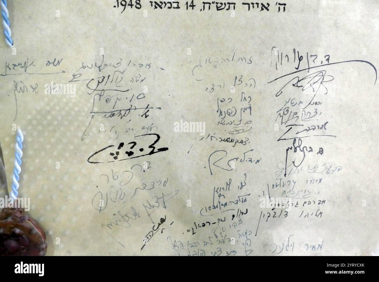 Kopie der israelischen Unabhängigkeitserklärung, die am 14. Mai 1948 von David Ben-Gurion, dem Exekutivleiter der Zionistischen Weltorganisation, verkündet wurde. Sie erklärte die Gründung eines jüdischen Staates in Eretz-Israel, der als Staat Israel bekannt ist, der mit der Beendigung des britischen Mandats um Mitternacht an diesem Tag in Kraft treten würde Stockfoto