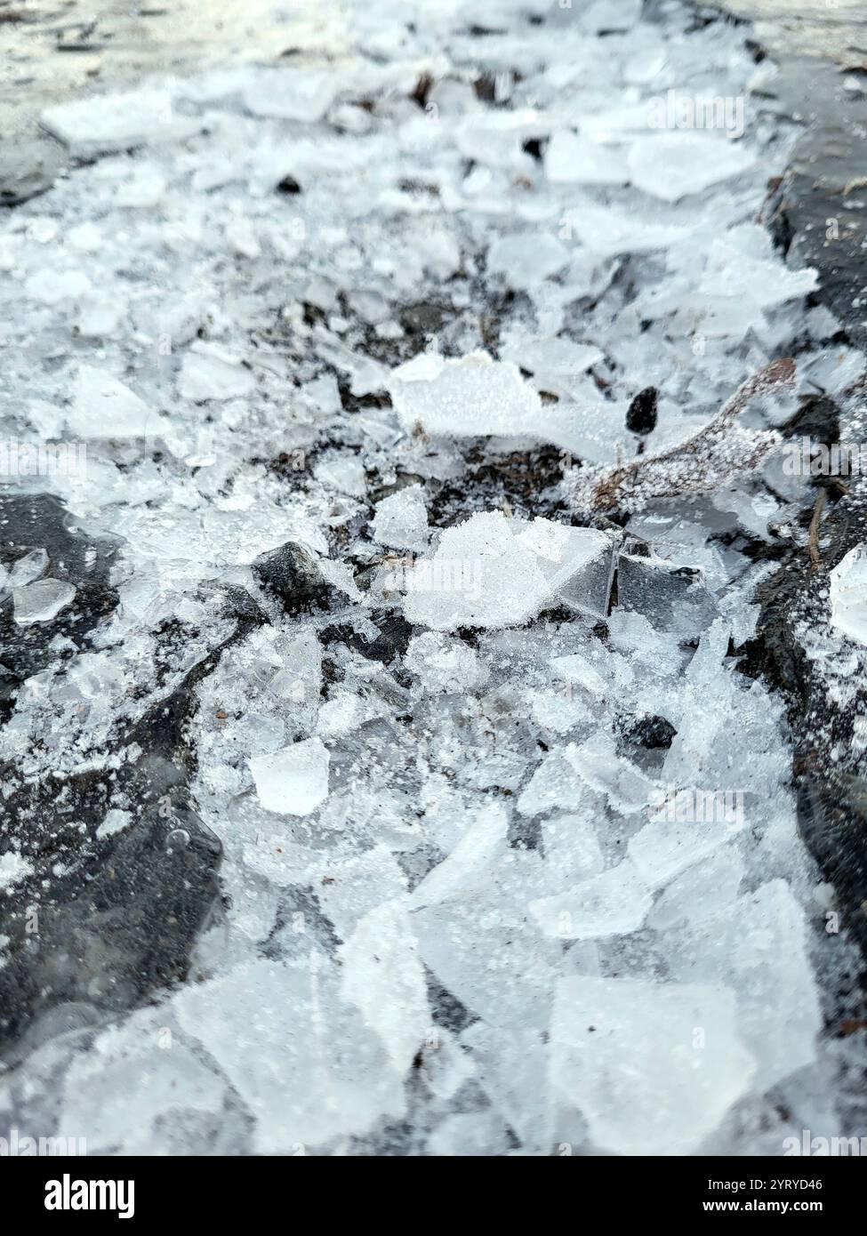 An einem kalten Tag zu Winterbeginn in Norwegen brach Eis auf dem Boden - Smartphone-aufgenommenes Stockfoto