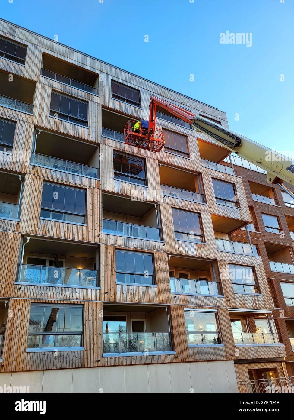 Bauarbeiten an einem Wohnhaus - Smartphone-aufgenommenes Stockfoto