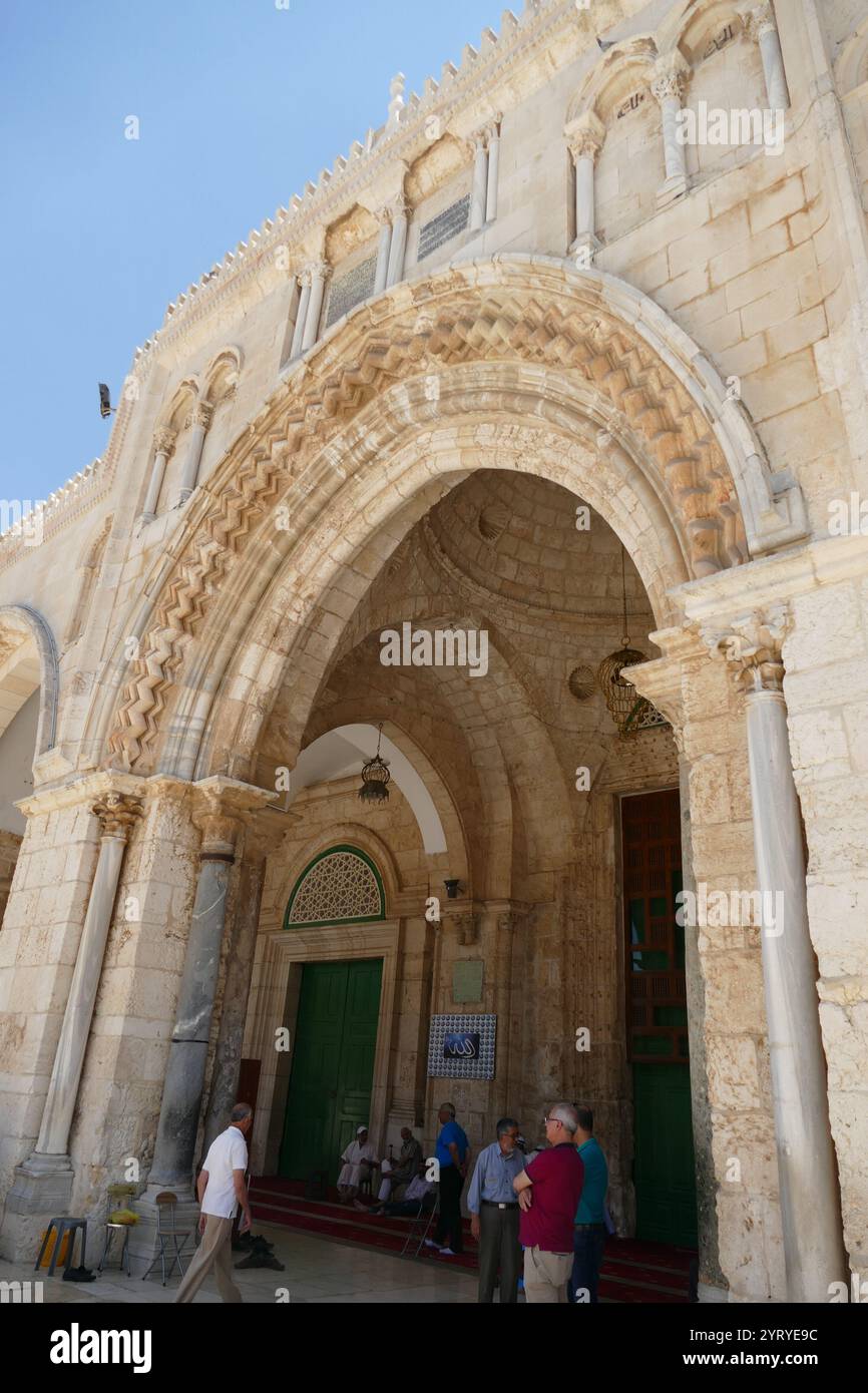 Die Al-Aqsa Moschee (Al-Masjid al-Aqsa) in der Altstadt von Jerusalem ist die drittheiligste Stätte des Islam. Die Moschee wurde auf dem Tempelberg errichtet, der im Islam als Haram esh-Sharif bekannt ist. Muslime glauben, dass Muhammad während der Nachtreise von der Heiligen Moschee in Mekka nach al-Aqsa transportiert wurde. Die islamische Tradition besagt, dass Muhammad bis zum 17. Monat nach seiner Migration von Mekka nach Medina Gebete in Richtung Kaaba in Mekka führte, als Allah ihn anwies, sich der Kaaba in Mekka zuzuwenden. Die Moschee wurde 746 durch ein Erdbeben vollständig zerstört und vom abbasidischen Kalifen al-Mansur in wieder aufgebaut Stockfoto