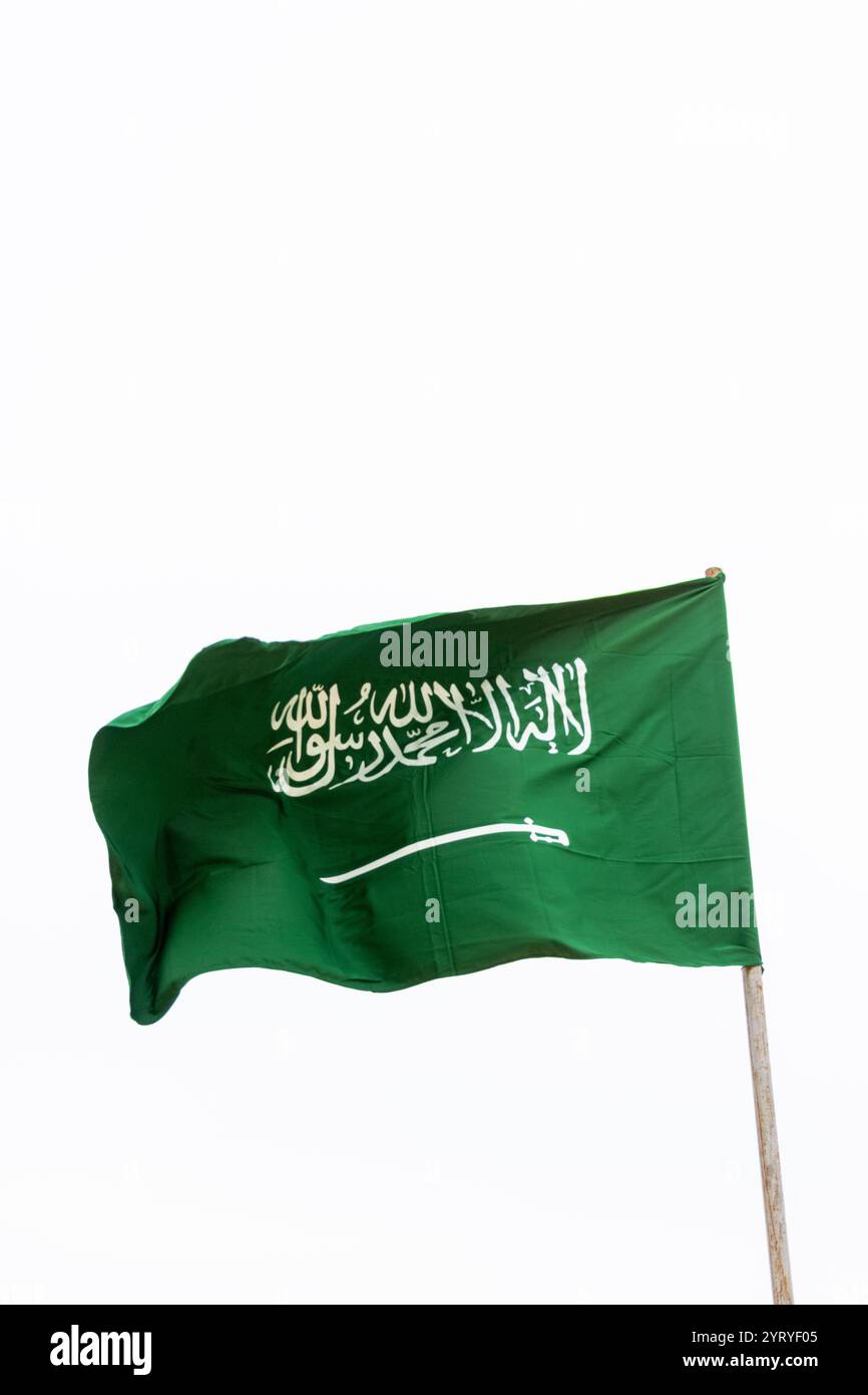 Die Nationalflagge Saudi-Arabiens winkt gegen den Himmel. Stockfoto