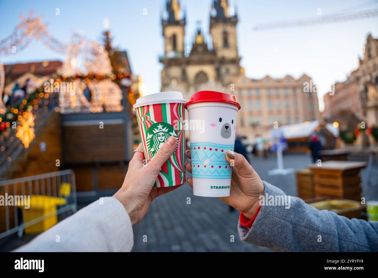 Prag, Tschechische republik - 4. Dezember 2024: Nahaufnahme von zwei jungen Frauen, die auf der Straße von Prag im großen Starbucks-Weihnachtskaffee halten Stockfoto