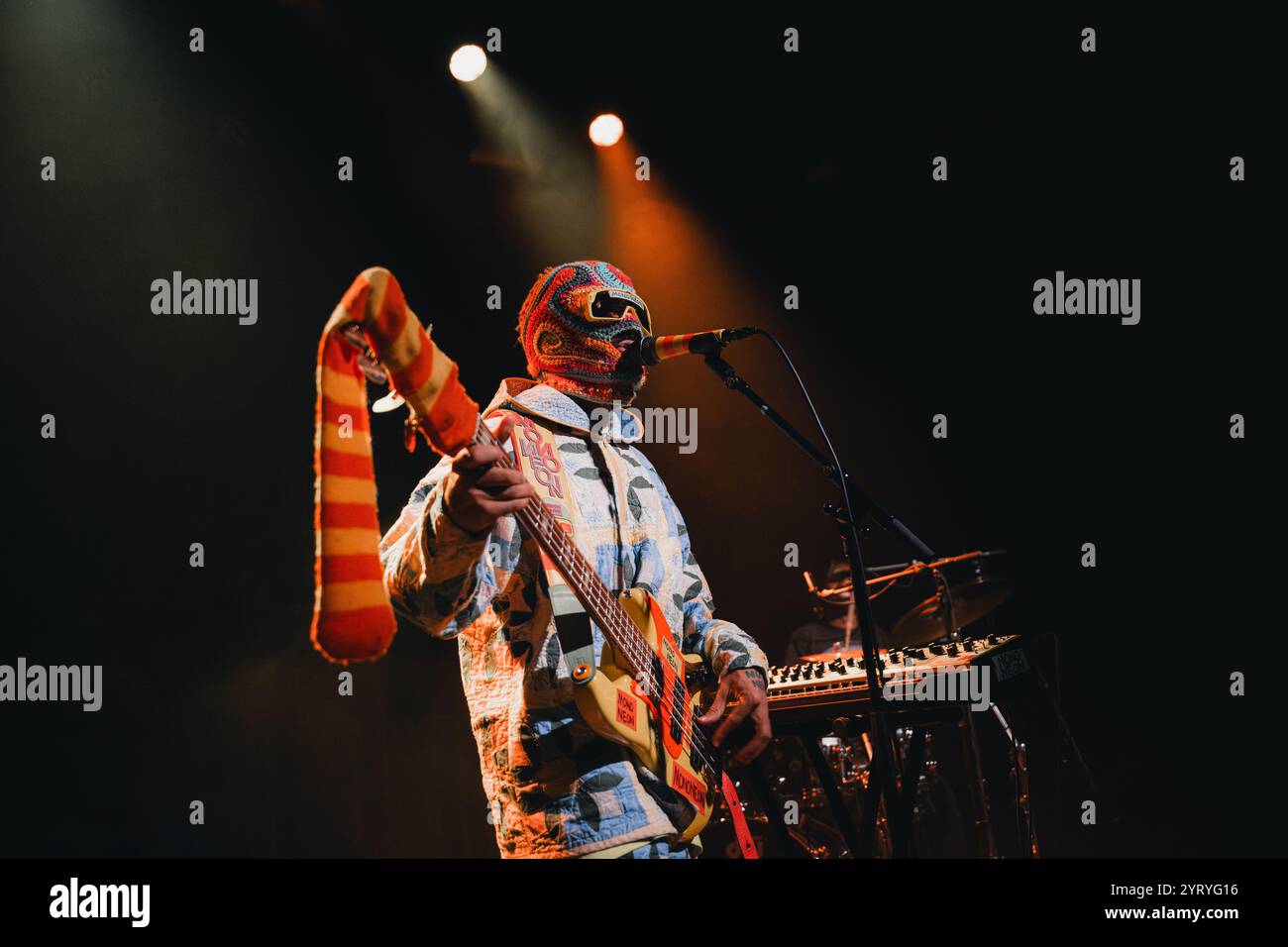 Kopenhagen, Dänemark. Dezember 2024. Der amerikanische Bassist und Musiker MonoNeon gibt ein Live-Konzert im Hotel Cecil in Kopenhagen. Quelle: Gonzales Photo/Alamy Live News Stockfoto