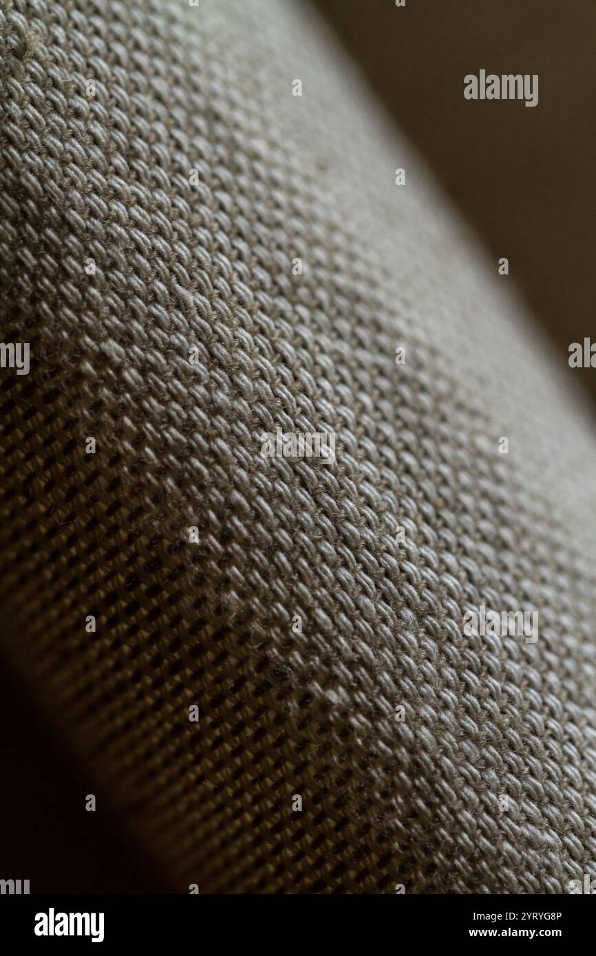 Weiches, strukturiertes Material in einem warmen, neutralen Ton sorgt für eine gemütliche und einladende Atmosphäre Stockfoto