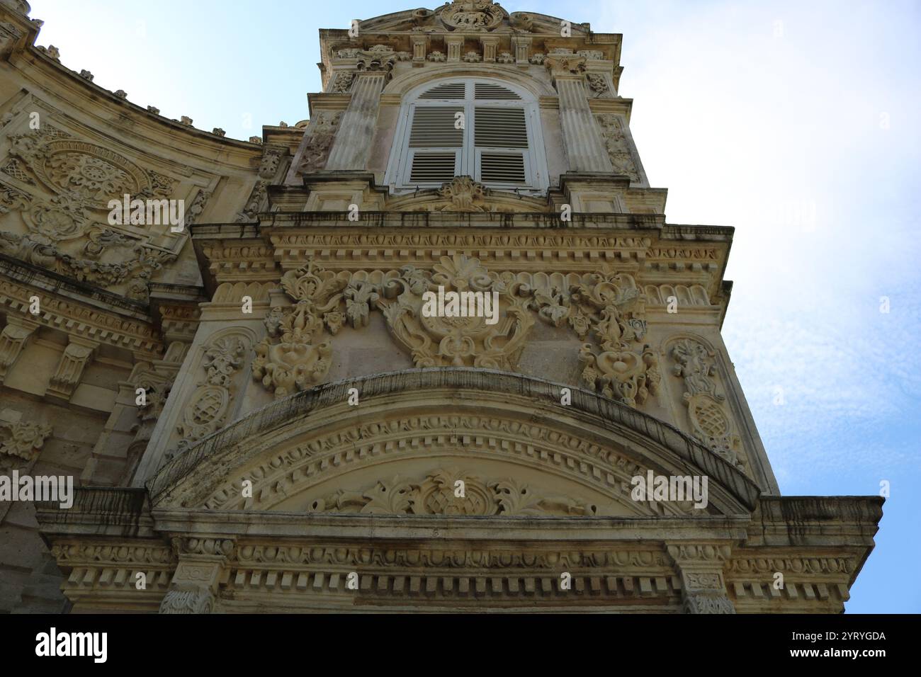 Der Dolmabahce-Palast, Istanbul, an der europäischen Küste des Bosporus, diente von 1856 bis 1887 und 1909 bis 1922 als Hauptverwaltungszentrum des Osmanischen Reiches. Der Dolmabahce-Palast wurde vom 31. Sultan des Reiches Abdulmecid I. bestellt und zwischen 1843 und 1856 erbaut. Das Design enthält eklektische Elemente aus dem Barock, Rokoko und Neoklassizismus, die mit traditioneller osmanischer Architektur vermischt sind Stockfoto