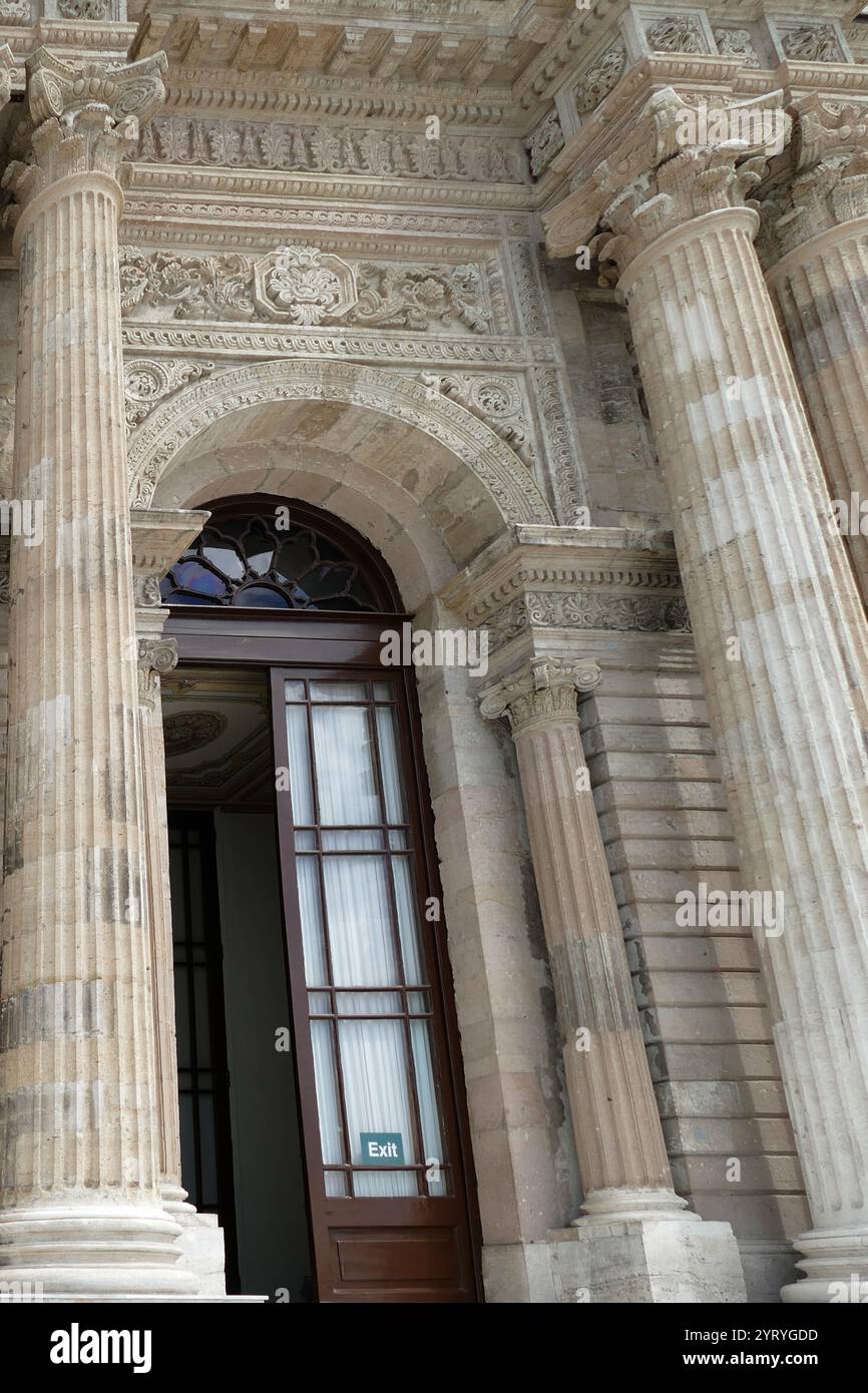 Der Dolmabahce-Palast, Istanbul, an der europäischen Küste des Bosporus, diente von 1856 bis 1887 und 1909 bis 1922 als Hauptverwaltungszentrum des Osmanischen Reiches. Der Dolmabahce-Palast wurde vom 31. Sultan des Reiches Abdulmecid I. bestellt und zwischen 1843 und 1856 erbaut. Das Design enthält eklektische Elemente aus dem Barock, Rokoko und Neoklassizismus, die mit traditioneller osmanischer Architektur vermischt sind Stockfoto